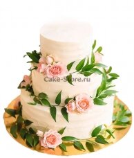 Белый свадебный торт с живыми цветами