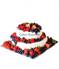 Двухъярусный свадебный торт с голубикой малиной и клубникой