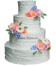 Кремовый свадебный торт с цветами
