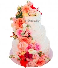 Кремовый свадебный торт с живыми цветами