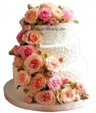 Кремовый свадебный торт с живыми розами