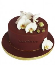 Небольшой свадебный торт в бордовом цвете