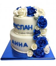 Свадебный белый торт с синими розами