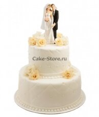 Свадебный торт с фигурками жениха и невесты