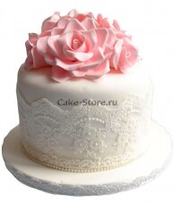 Свадебный торт с кружевом и цветами