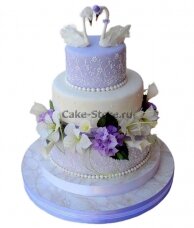 Свадебный торт с лебедями и цветами
