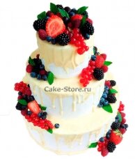 Трехъярусный свадебный торт с ягодами